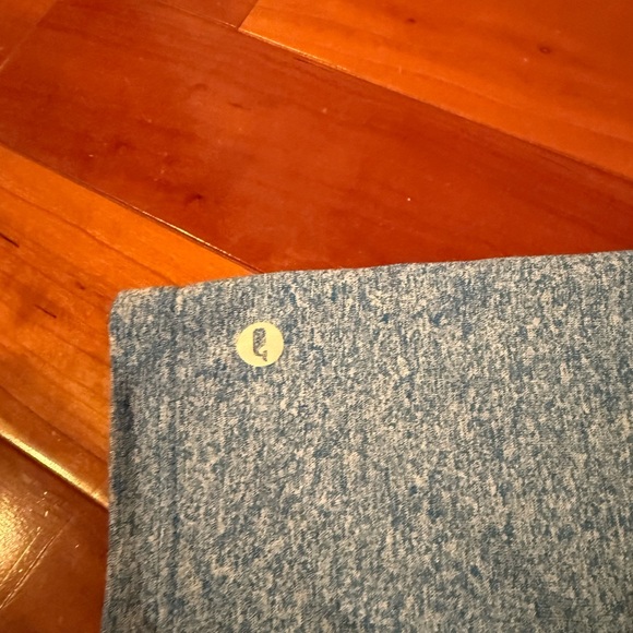 Vineyard Vines Performance Small Blue Heathered Whale Logo Women's T-Shirt - Picture 5 of 6